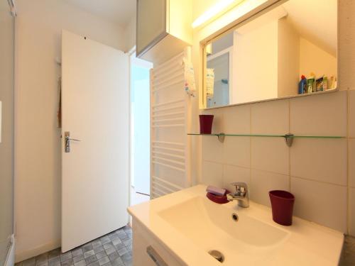 une salle de bain avec un lavabo et un miroir dans l'établissement Apartment La Guillaumière-1 by Interhome, à Cabourg