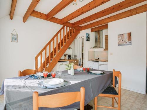 une salle à manger avec une table, des chaises et un escalier dans l'établissement Apartment Mer et Plages-3 by Interhome, à Carnac-Plage