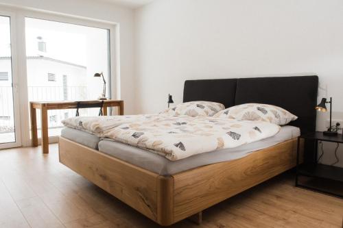 Postel nebo postele na pokoji v ubytování Ferienwohnung Bergsonne mit Sonnenbalkon und Tiefgaragen Parkplatz