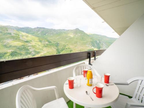 d'une table et de chaises blanches avec vue sur les montagnes. dans l'établissement Studio Brelin Les Combes 807 by Interhome, aux Menuires