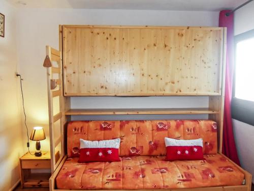 レ・メニュアールにあるStudio Brelin-13 by Interhomeのベッドルーム1室(赤い枕の二段ベッド1組付)