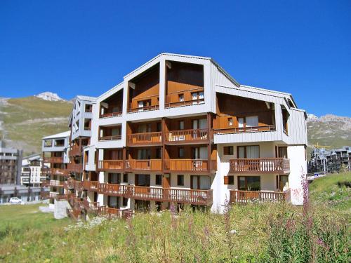 un grand immeuble avec balcon sur une colline dans l'établissement Apartment Le Hameau du Borsat - Val Claret-9 by Interhome, à Tignes