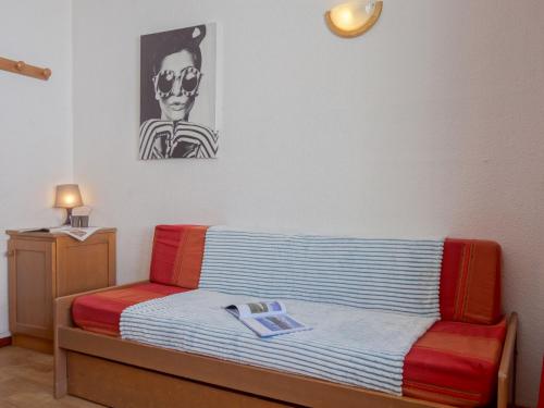 une chambre avec un lit et un tableau au mur dans l'établissement Studio Rond Point des Pistes - Val Claret-10 by Interhome, à Tignes