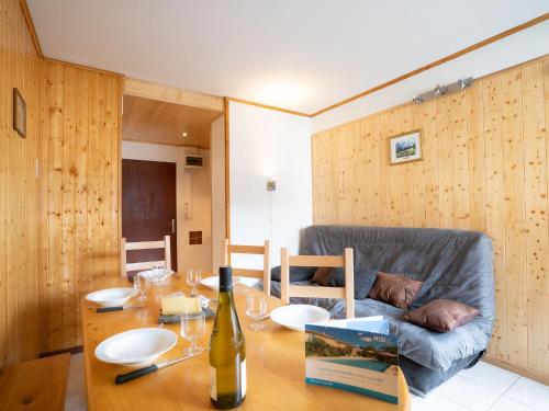 uma sala de jantar com uma mesa e um sofá em Apartment Les Lauzes-5 by Interhome em Les Menuires