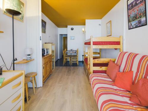 ein Wohnzimmer mit einem Sofa und einem Etagenbett in der Unterkunft Studio Cosmos-7 by Interhome in Le Corbier