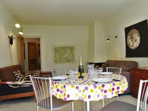 d'une table à manger avec un chiffon de polka. dans l'établissement Apartment Le Brévent-22 by Interhome, à Chamonix-Mont-Blanc