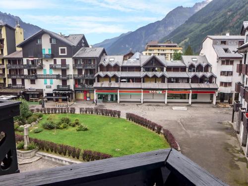 - une vue sur une ville avec des bâtiments et une cour dans l'établissement Apartment Le Triolet-8 by Interhome, à Chamonix-Mont-Blanc