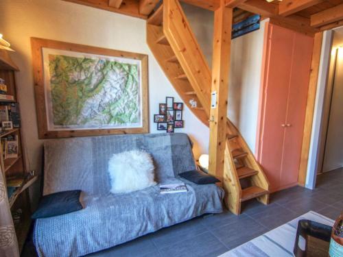 un salon avec un canapé et un escalier dans l'établissement Apartment Le Triolet-8 by Interhome, à Chamonix-Mont-Blanc