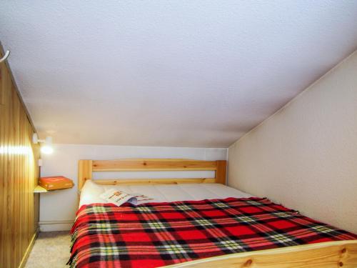 une petite chambre avec un lit dans un grenier dans l'établissement Apartment Le Triolet-8 by Interhome, à Chamonix-Mont-Blanc