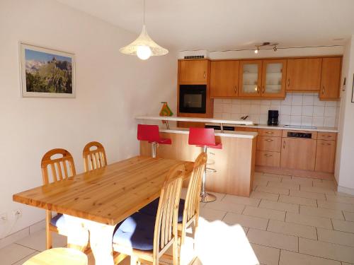 Kuchyň nebo kuchyňský kout v ubytování Apartment Ardévine 5 by Interhome