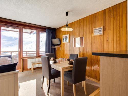 une salle à manger avec une table et des chaises dans l'établissement Apartment Le Curling B - Val Claret-11 by Interhome, à Tignes
