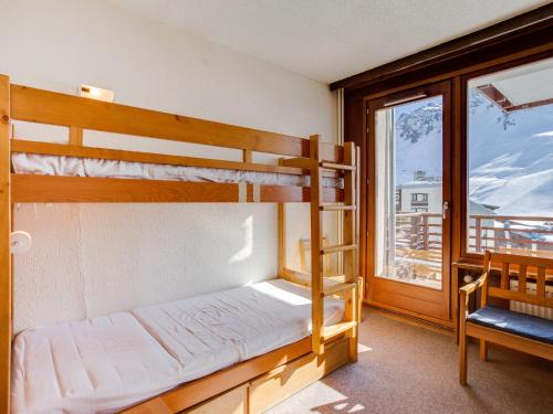 une chambre avec deux lits superposés et une fenêtre dans l'établissement Apartment Le Curling B - Val Claret-11 by Interhome, à Tignes