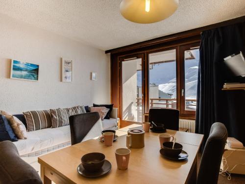 un salon avec une table et un canapé dans l'établissement Apartment Le Curling B - Val Claret-11 by Interhome, à Tignes