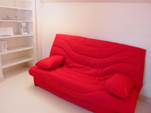 een rode bank in een woonkamer bij Apartment Le Petit Robinson-3 by Interhome in La Richardais