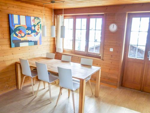 Posezení v ubytování Holiday Home Chalet Reinhysi by Interhome