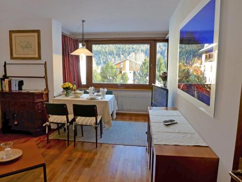sala de estar con mesa y ventana en Apartment Chesa Arlas A1 by Interhome, en St. Moritz