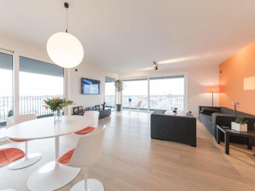 un soggiorno con tavolo e sedie bianchi di Apartment Victoria by Interhome a Ostenda