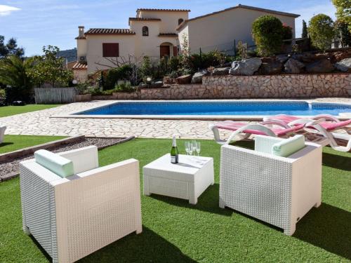 卡隆赫的住宿－Holiday Home Villa Maria by Interhome，后院设有带桌椅的游泳池