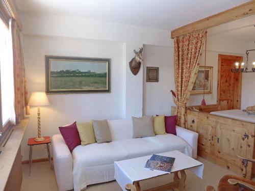 un soggiorno con divano bianco e tavolo di Apartment Chesa Cripels II by Interhome a Sankt Moritz