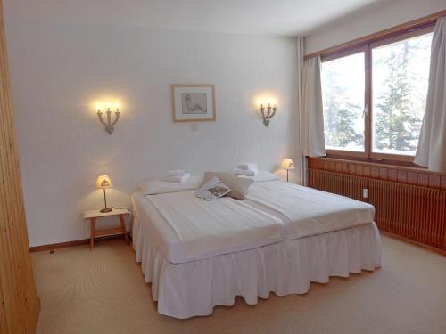 Postel nebo postele na pokoji v ubytování Apartment Chesa Cripels II by Interhome