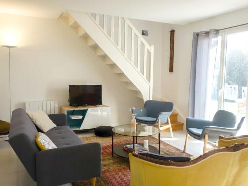 - un salon avec un canapé, des chaises et un escalier dans l'établissement Holiday Home Bon Port by Interhome, à Saint-Philibert