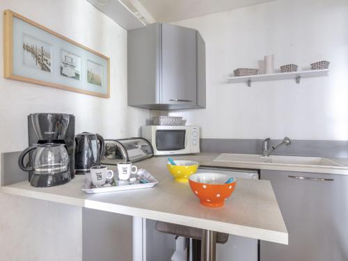 une cuisine avec un comptoir avec un micro-ondes dans l'établissement Apartment Bleu Bassin-1 by Interhome, à Arcachon