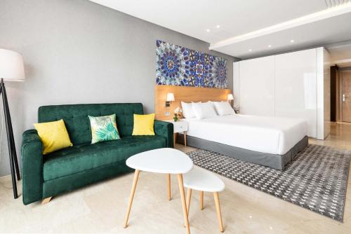 Postel nebo postele na pokoji v ubytování Mid Town Hotel Casablanca