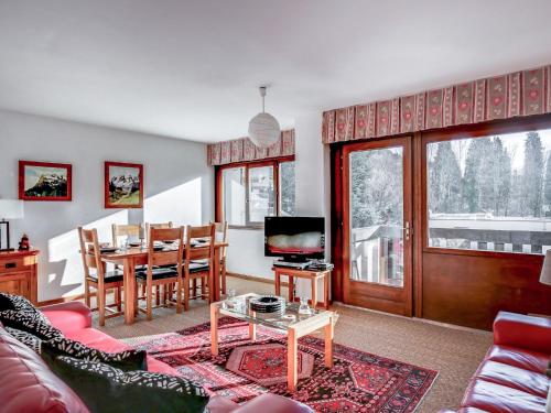 un salon avec un canapé et une table dans l'établissement Apartment Fleurs des Alpes-1 by Interhome, à Saint-Gervais-les-Bains