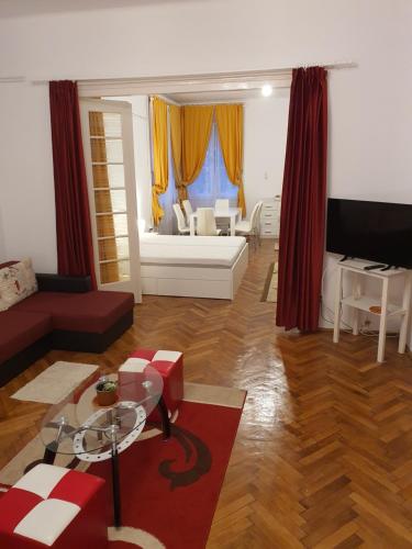 Una televisión o centro de entretenimiento en Apartament Enescu