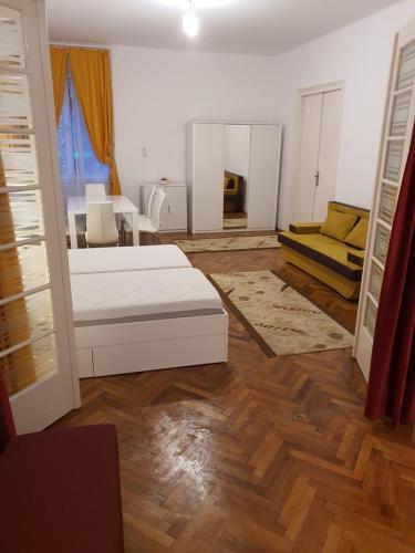 Una cama o camas en una habitación de Apartament Enescu