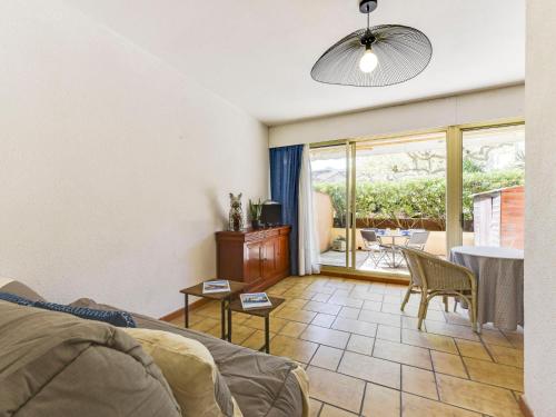 un salon avec un canapé et une table dans l'établissement Studio Antares-2 by Interhome, à Cavalaire-sur-Mer