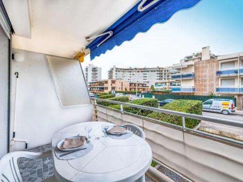 - une table sur un balcon avec vue sur la rue dans l'établissement Apartment Le Beach Garden by Interhome, à Cannes