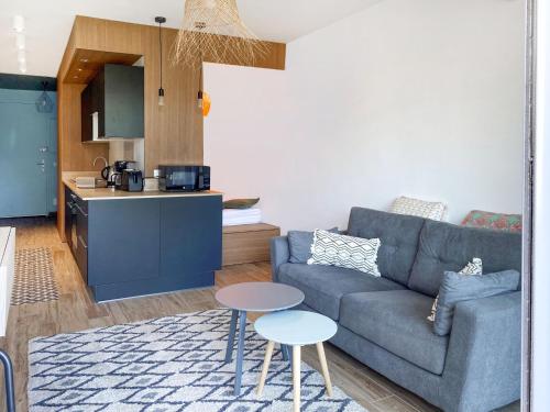 Een zitgedeelte bij Apartment Les Louvans-8 by Interhome