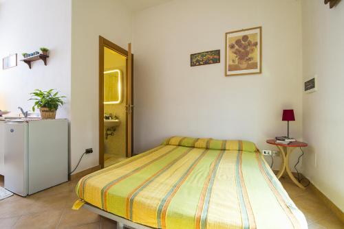 ein Schlafzimmer mit einem Bett in einem Zimmer in der Unterkunft Affittacamere Donati Nada in Carmignano