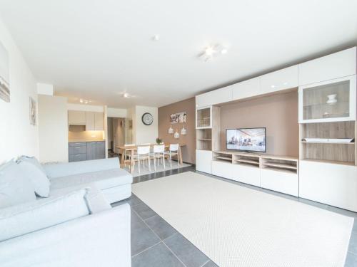 ブレーデネにあるApartment Residentie Albatros by Interhomeのリビングルーム(白いソファ、テレビ付)