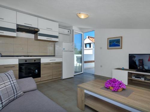 een keuken met een bank en een tafel in een kamer bij Apartment Cico-9 by Interhome in Selca kod Bogomolja