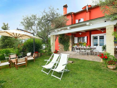 ColtavolinoにあるVilla Paradiso by Interhomeの庭の椅子