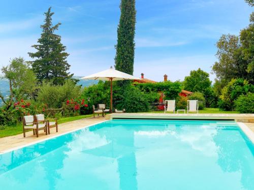 ColtavolinoにあるVilla Paradiso by Interhomeの椅子とパラソルのあるプール