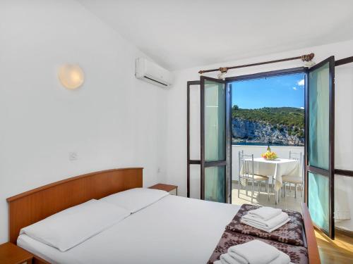 een slaapkamer met een bed en uitzicht op een tafel bij Apartment Cico-5 by Interhome in Selca kod Bogomolja