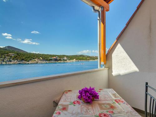 een tafel met een vaas met bloemen op een balkon bij Apartment Cico-8 by Interhome in Selca kod Bogomolja