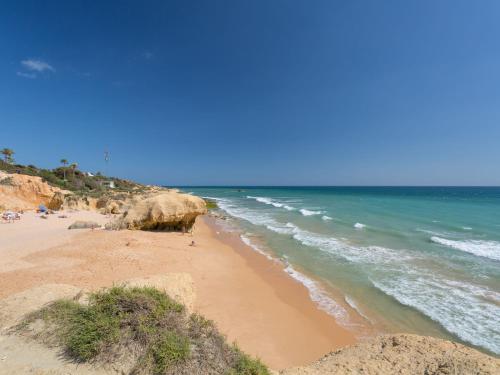 Uma praia perto desta villa