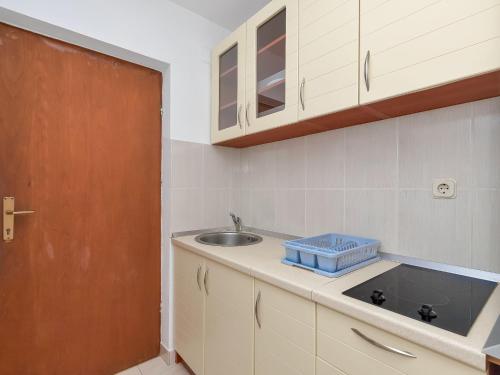 Kuchyňa alebo kuchynka v ubytovaní Apartment Rubin-10 by Interhome