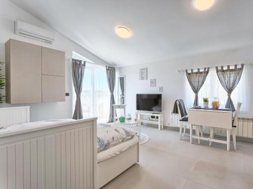 TV a/nebo společenská místnost v ubytování Apartment La Mer-1 by Interhome