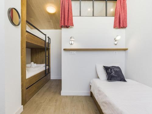 une petite chambre avec deux lits et un miroir dans l'établissement Apartment Les Hauts du Val Claret - Val Claret-21 by Interhome, à Tignes