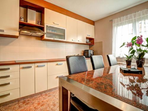 Kuchyňa alebo kuchynka v ubytovaní Apartment Tommy-1 by Interhome