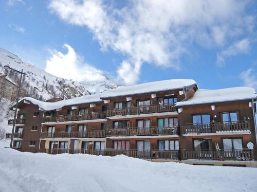 un grand bâtiment avec de la neige dessus dans l'établissement Apartment Les Olympiques - Tignes 1800-10 by Interhome, à Les Boisses