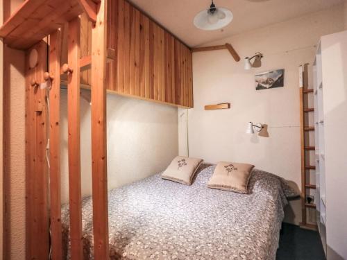 - une chambre avec des lits superposés et 2 oreillers dans l'établissement Apartment Les Olympiques - Tignes 1800-10 by Interhome, à Les Boisses