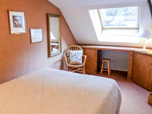 une chambre avec un lit, une fenêtre et une chaise dans l'établissement Apartment Jonquilles-15 by Interhome, à Chamonix-Mont-Blanc