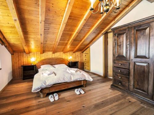 1 dormitorio con cama y techo de madera en Apartment Bergere-1 by Interhome en Zermatt