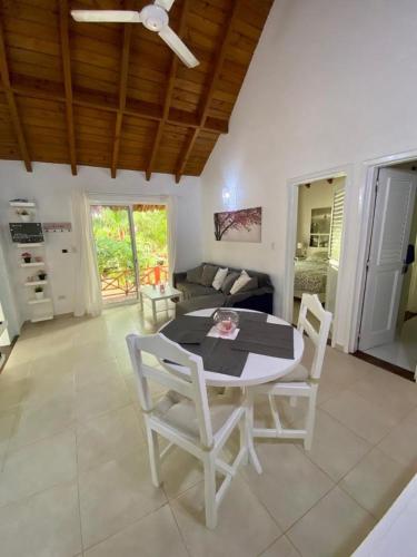 uma sala de estar com uma mesa branca e cadeiras em Villa tropical in private residence em Las Terrenas